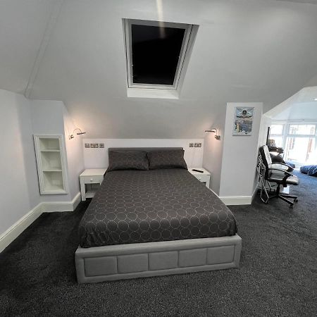 Отель Addison House Уокинг Экстерьер фото