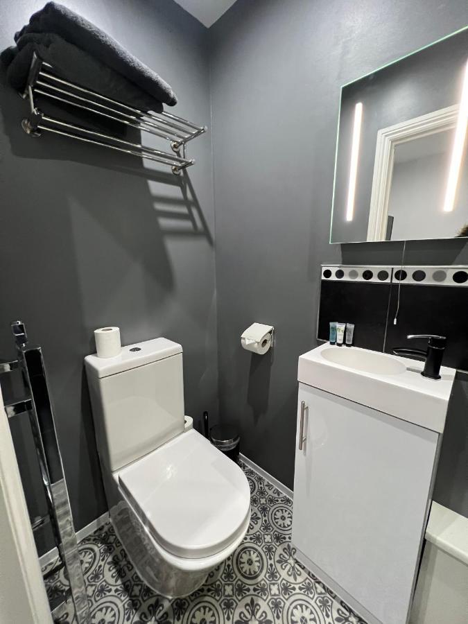 Отель Addison House Уокинг Экстерьер фото