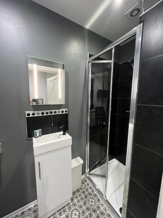 Отель Addison House Уокинг Экстерьер фото
