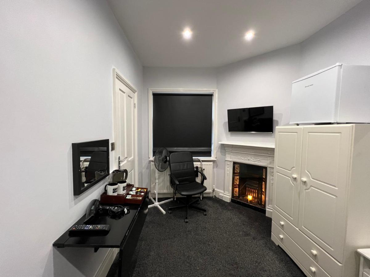 Отель Addison House Уокинг Экстерьер фото