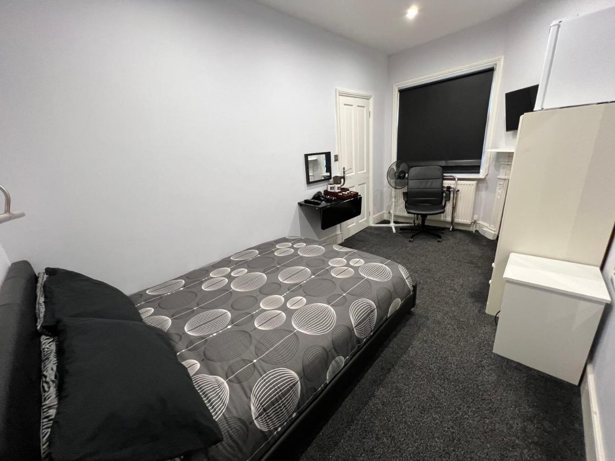 Отель Addison House Уокинг Экстерьер фото