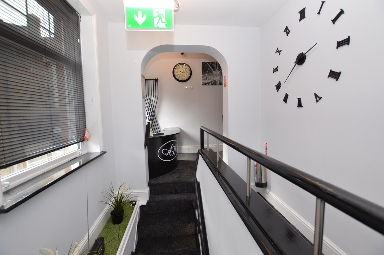 Отель Addison House Уокинг Экстерьер фото